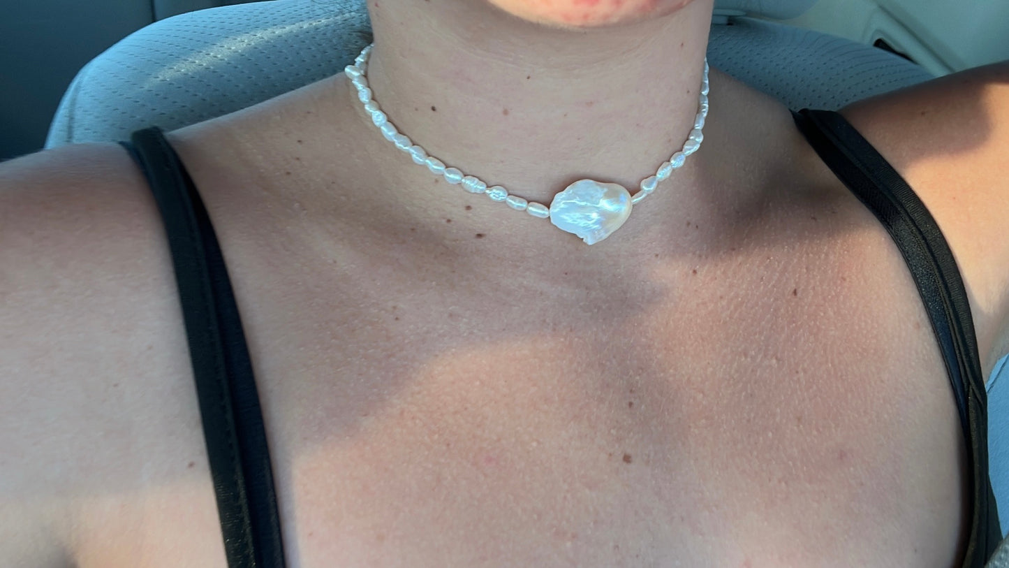 Chunky pearl necklace